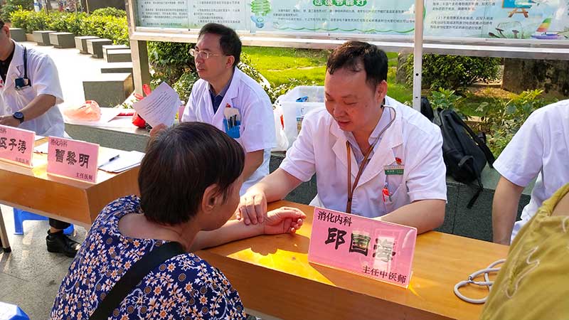醫(yī)療專家在義診中.jpg
